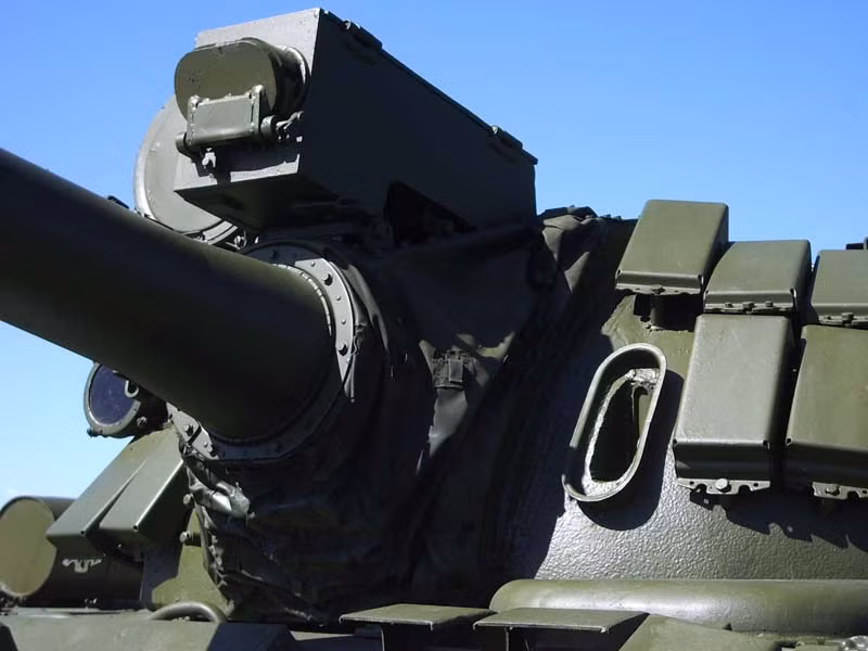 T-55AMV vẫn sử dụng pháo chính D-10T2S với bộ ổn định hai trục nhưng bổ sung thêm kênh laser đo xa, hệ thống kiểm soát hỏa lực và các cảm biến. Ảnh: Thiết bị đo xa bằng laser đặt trên đỉnh gốc pháo chính.