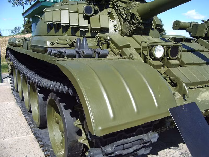 Cụ thể, về giáp, T-55AMV thay thế giáp BDD hình bán nguyệt trên tháp pháo của bản T-55AM bằng giáp phản ứng nổ Kontakt-1. Và bổ sung gạch ERA vào mặt trước thân xe và hông xe.