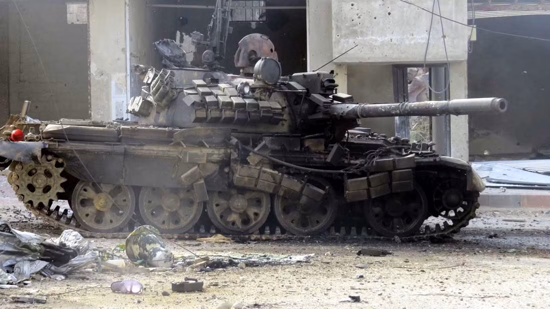 Thực tế mặt trước tháp pháo và thân xe vẫn có nhiều khe hở, ERA bố trí không thể phủ hết mà tên lửa chống tăng thì ngày càng hiện đại, chính xác cao khiến T-55AMV vẫn bị hủy diệt. Ảnh: T-55AMV bị trúng đạn đúng vào vị trí bọc ERA nhưng không tránh khỏi “cái chết”.