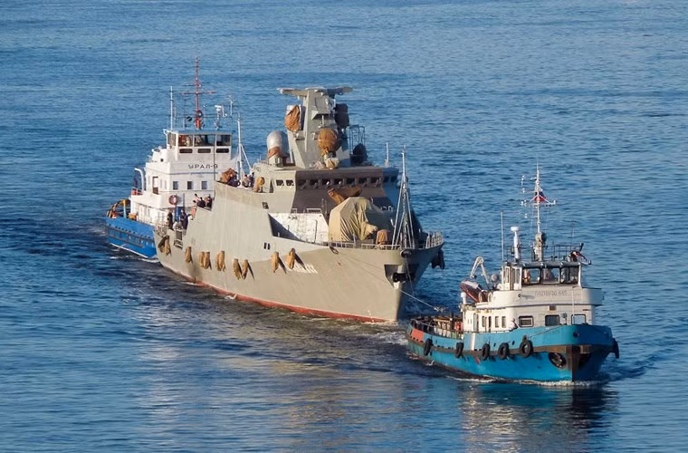 Cần lưu ý rằng các tàu Tornado sử dụng công nghệ "tàng hình" nên tàu có độ bộc lộ thấp. Ví dụ, các mặt phẳng nghiêng của phần thượng tầng và tháp pháo, các tấm mạn có tác dụng làm tán xạ sóng phản xạ của các đài radar của đối phương và làm giảm cường độ của chúng, tức là giảm trường radar thứ cấp của tàu.