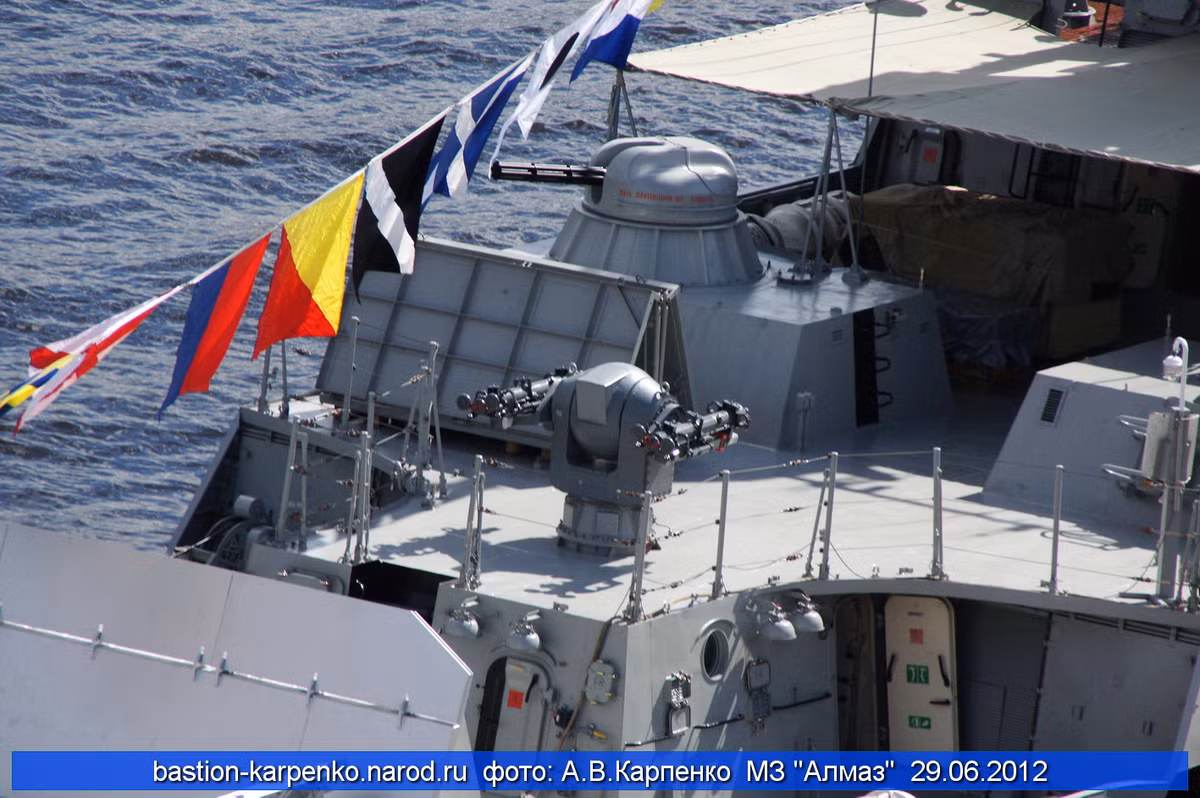 Bố trí các phòng và hành lang tạo điều kiện cho thủy thủ đoàn đi lại dễ dàng trên tàu mà không phải đi lên boong thượng. Khi có tín hiệu báo động, mỗi sĩ quan và thủy thủ có thể nhanh chóng vào vị trí phân công chiến đấu.