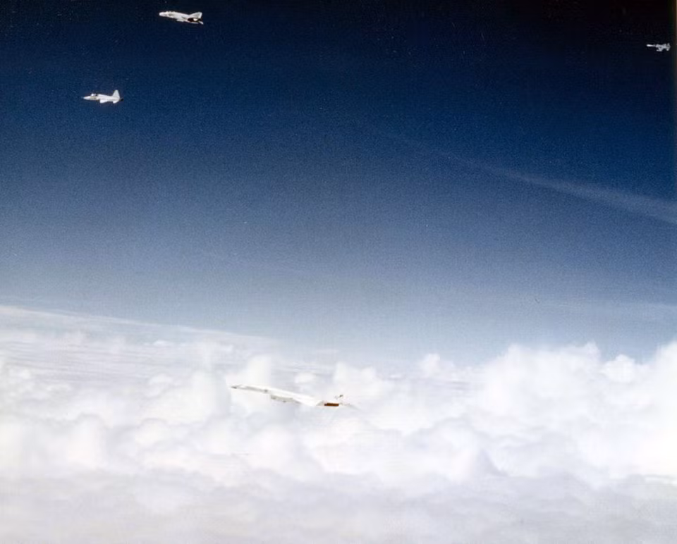 Trong thời khắc đó, hai phi công lái chiếc XB-70 gồm phi công chính Al White và phi công phụ Carl Cross đã nỗ lực hết sức để kiểm soát lại nó nhưng thất bại.