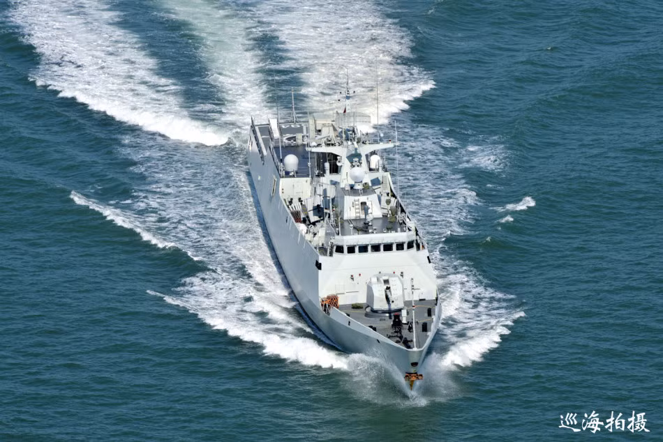 Ảnh tàu hộ vệ Type 056 mà báo mạng Sina đăng tải hoạt động trên vùng biển Hoa Đông. Hạm đội Đông Hải trong vài năm gần đây nhận gần 10 chiếc Type 056 thay thế cho lớp tàu Type 037 lạc hậu.