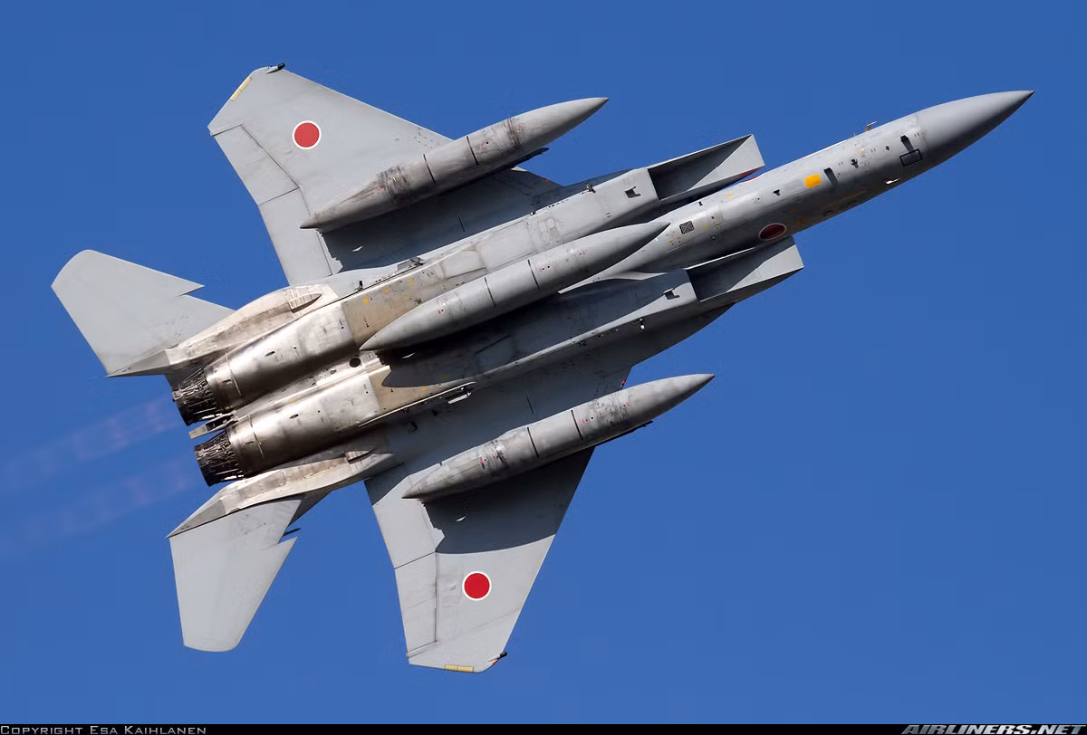 F-15J là tiêm kích đánh chặn có kích thước lớn, dài 19,43m, cao 5,63m, sải cánh 13,05m, trọng lượng cất cánh tối đa 30,84 tấn.