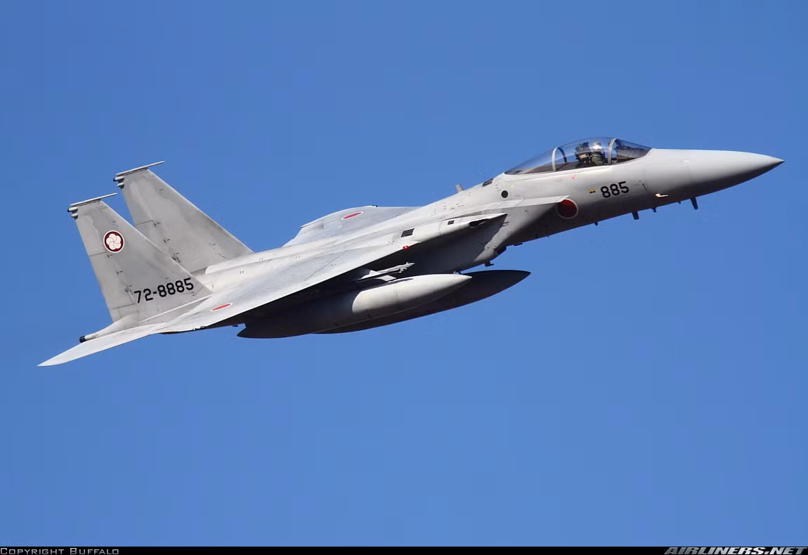 Về hệ thống vũ khí trên F-15J, máy bay được thiết kế với một pháo 20mm 6 nòng M61 Vulcan (dự trữ đạn 940 viên) trong thân dùng cho không chiến tầm cực gần, ở cự ly mà tên lửa không đối không khó phát huy hiệu quả cao nhất.