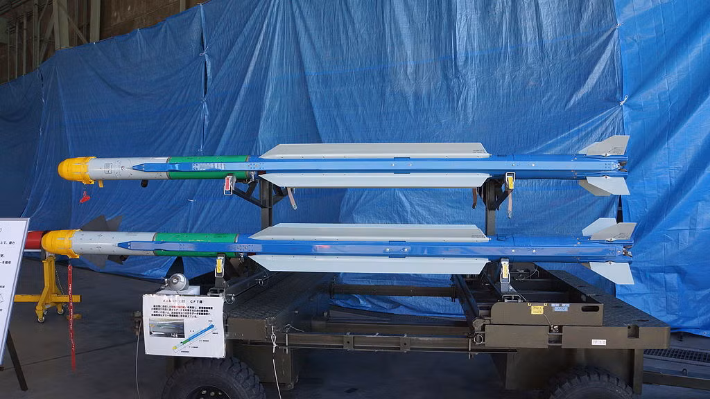 Máy bay F-15J trang bị hai loại tên lửa không đối không chủ lực gồm: AAM-5 có tầm bắn tối đa 35km, lắp đầu tự dẫn hồng ngoại và AAM-4 có tầm bắn 100-120km, lắp đầu tự dẫn radar chủ động.