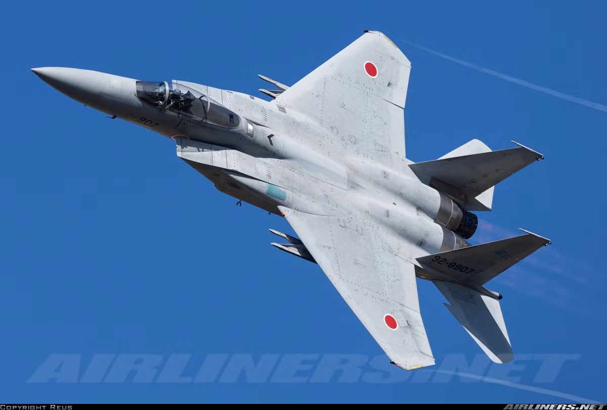 Bộ Quốc phòng Trung Quốc hôm 4/7 ra thông cáo báo chí cho rằng, hôm 17/6, hai máy bay tiêm kích F-15 của Nhật Bản đã chĩa radar điều khiển hỏa lực "khóa" mục tiêu hai máy bay tiêm kích Sukhoi Su-30 của Không quân Trung Quốc trên biển Hoa Đông. Về phía Nhật Bản, nước này cũng lên tiếng cáo buộc các máy bay Su-30 của Trung Quốc đã bắn vào các tiêm kích F-15 trên không phận khu vực tranh chấp Senkaku/Điếu Ngư.