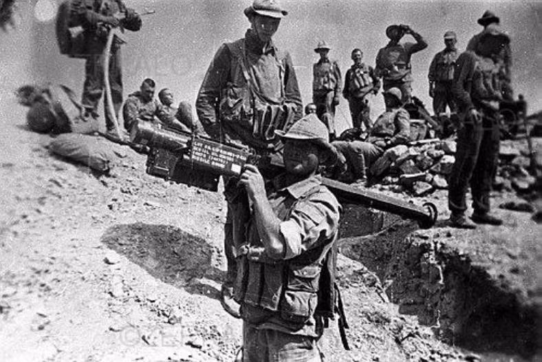 Từ giữa những năm 1980, Cục tình báo Trung ương Mỹ (CIA) bắt đầu cung cấp cho lực lượng phiến quân Mujahideen (lực lượng đối lập chống lại Cộng hòa Dân chủ Nhân dân Afghanistan với sự hậu thuẫn của Liên Xô) khoảng 1.500 đến 2.000 quả tên lửa vác vai Stinger – loại vũ khí đất đối không cá nhân hiện đại nhất của Mỹ thời bấy giờ. Và chúng ngay lập tức khiến người Nga rơi vào cơn ác mộng.