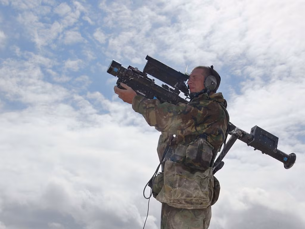 Tên lửa vác vai Stinger dài 1,52m, đường kính ống phóng 70mm, nặng 15,19kg.