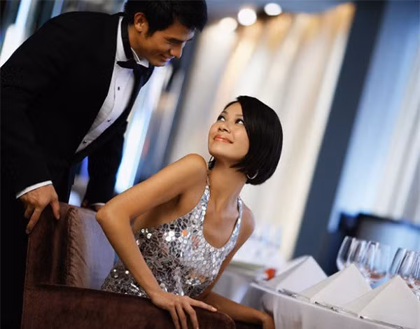 Chong hanh dong bat ngo khi dong nghiep co y dinh keo vo di “tang 2”