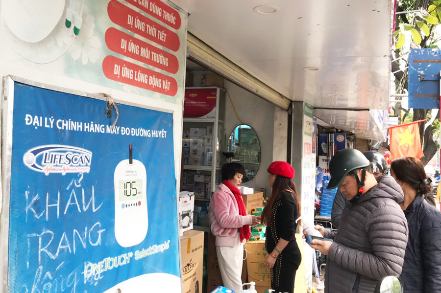 Một hộp khẩu trang y tế 4 lớp được bán tại một số nhà thuốc, cửa hàng trên đường Phương Mai giao động từ 250.000 đồng đến 300.000 đồng/hộp/50 chiếc. Còn khẩu trang 3M-9001V được hét giá từ 35.000-40.000 đồng/chiếc, tùy từng loại, từng nhà thuốc, cửa hàng.