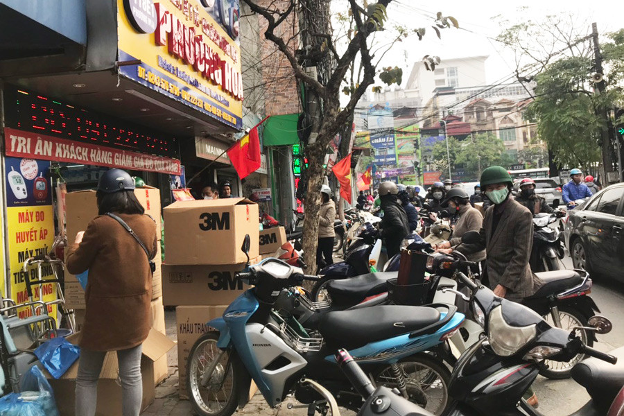 Khẩu trang đội giá gấp đôi, gấp ba, dân vẫn chen nhau giành giật từng hộp - Hình 4 Khau trang doi gia gap doi, gap ba, dan van chen nhau gianh giat tung hop-Hinh-4