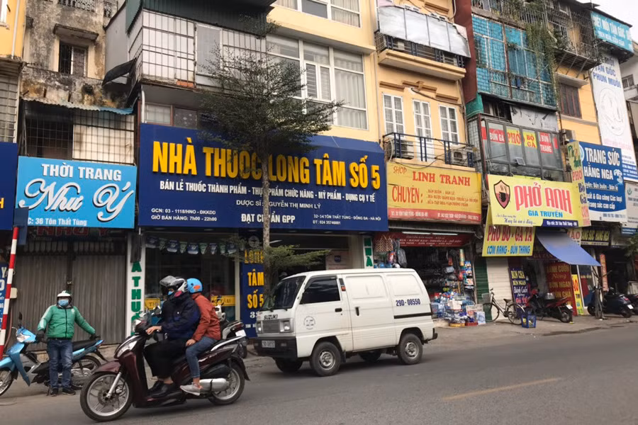 Trong khi đó, ghi nhận của PV Kiến Thức tại một số nhà thuốc trên đường Tôn Thất Tùng (gần Bệnh viện Đại học Y Hà Nội) và một số nhà thuốc trên phố Đồng Me (Mễ Trì, Nam Từ Liêm, Hà Nội), khẩu trang 3M cùngmột số loại khẩu trang y tế khác đều đã "cháy" hàng.