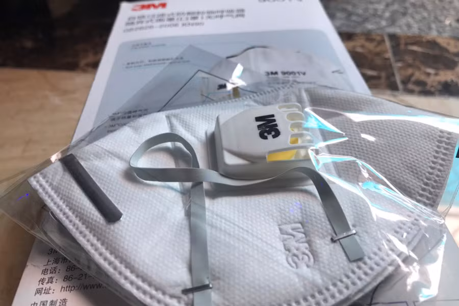 Ghi nhận của PV cho thấy, hàng loạt nhà thuốc, cửa hàng trang thiết bị y tế trên phố Phương Mai đều tăng giá khẩu trang lên gấp đôi, thậm chí là gấp 3 giá bán ngày thường, nhưng khách hàng vẫn ùn ùn kéo nhau đến mua.