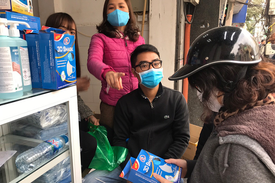 Các loại khẩu trang ở đây được bán loạn giá, mỗi nhà thuốc, cửa hàng bán theo một mức khác nhau.