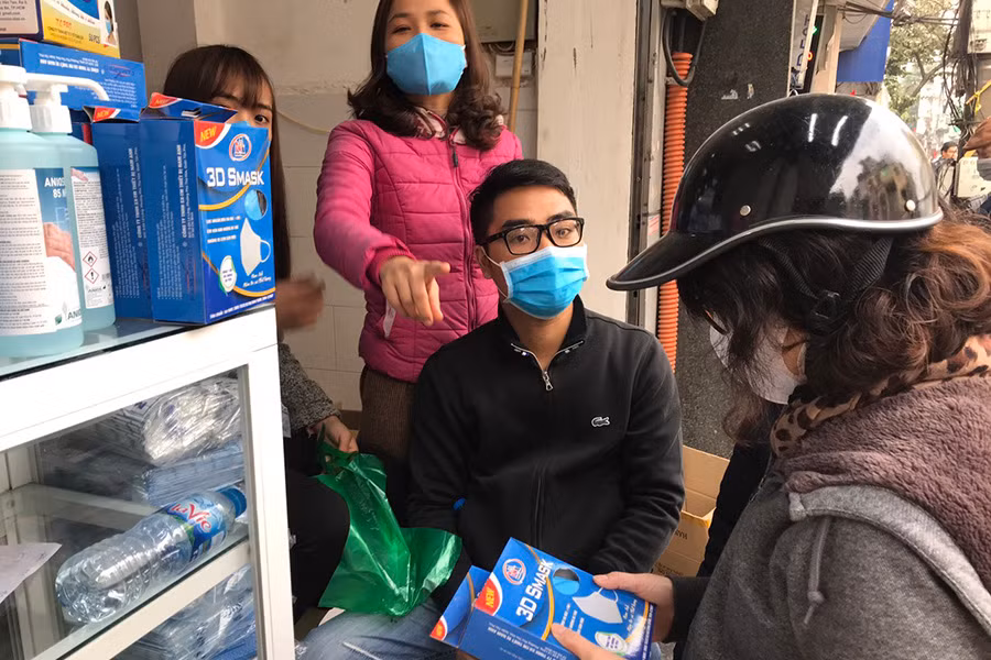 Các loại khẩu trang ở đây được bán loạn giá, mỗi nhà thuốc, cửa hàng bán theo một mức khác nhau.