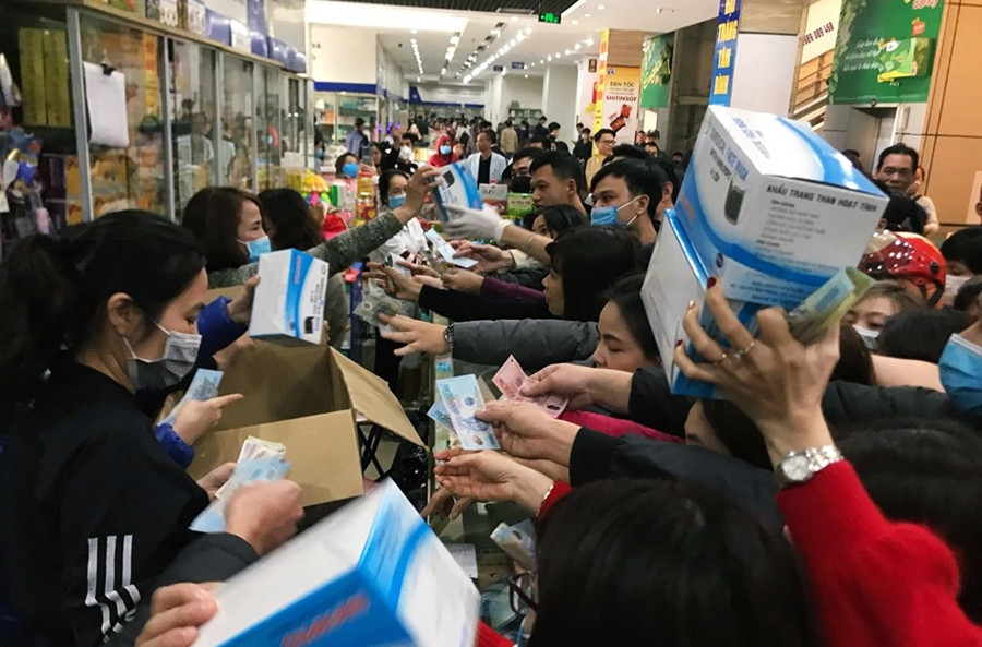 Khẩu trang đội giá gấp đôi, gấp ba, dân vẫn chen nhau giành giật từng hộp - Hình 2 Khau trang doi gia gap doi, gap ba, dan van chen nhau gianh giat tung hop-Hinh-2