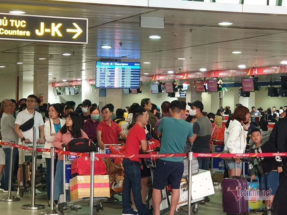 Khu vực làm thủ tục của hãng hàng không Vietjet cũng đông kín người