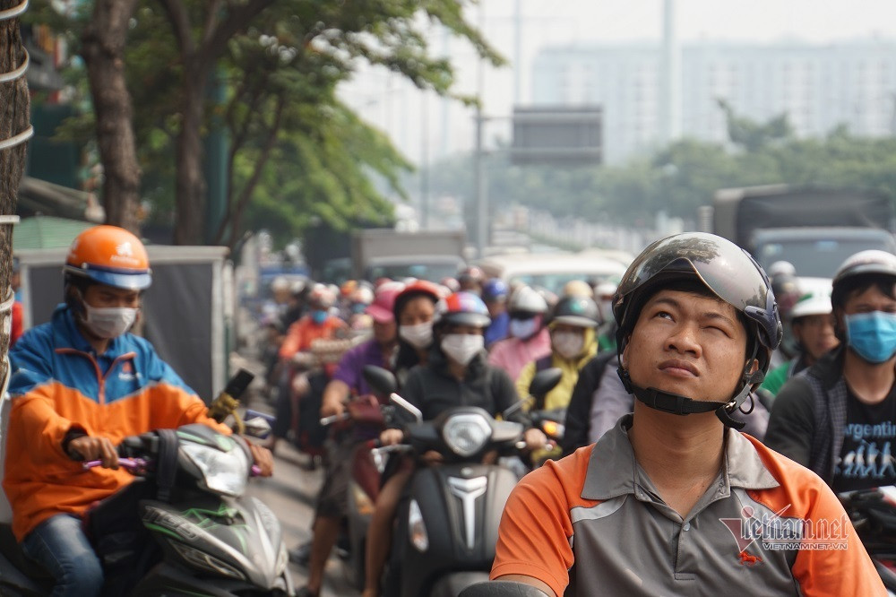 Kẹt xe đường cửa ngõ sân bay Tân Sơn Nhất khiến người dân bơ phờ