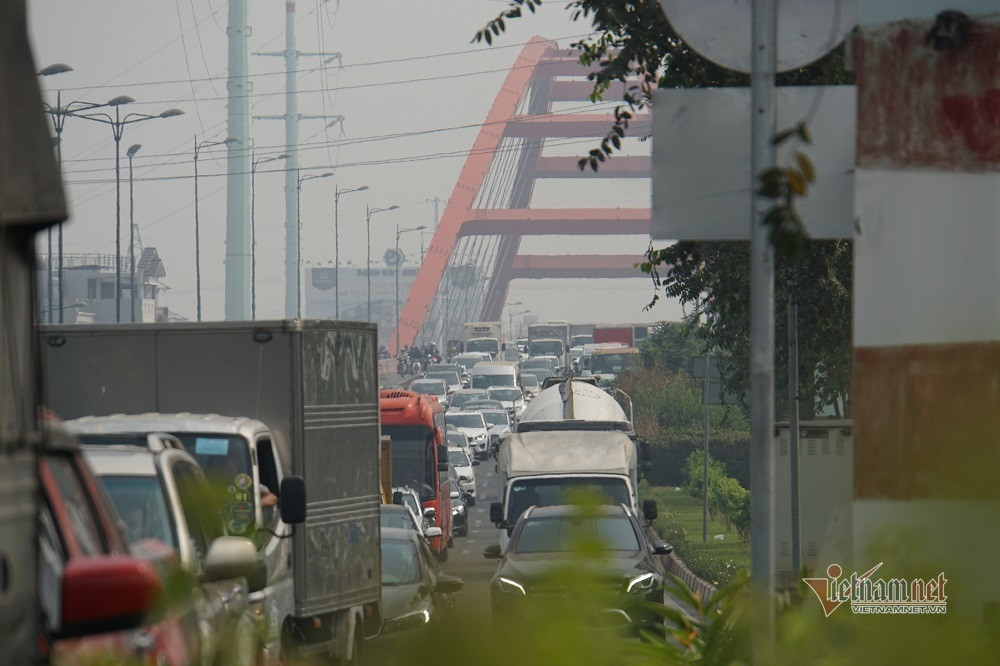 Trong ảnh, ô tô nối dài trên cầu Bình Lợi, nhích từng mét