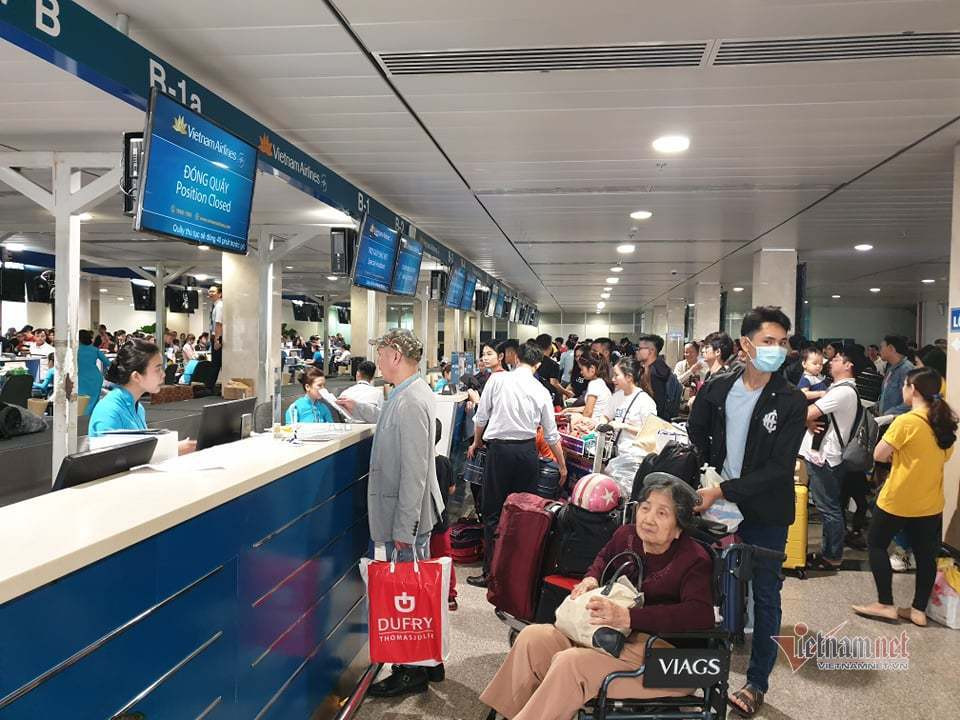 Do hành khách quá đông, hãng Vietnam Airlines phải phân chia ra các khu vực để làm thủ tục