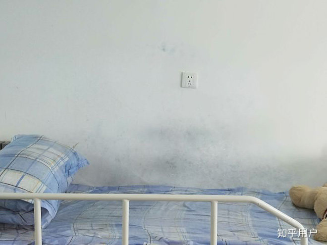 Nu sinh ngan ngam vi ban cung phong KTX 