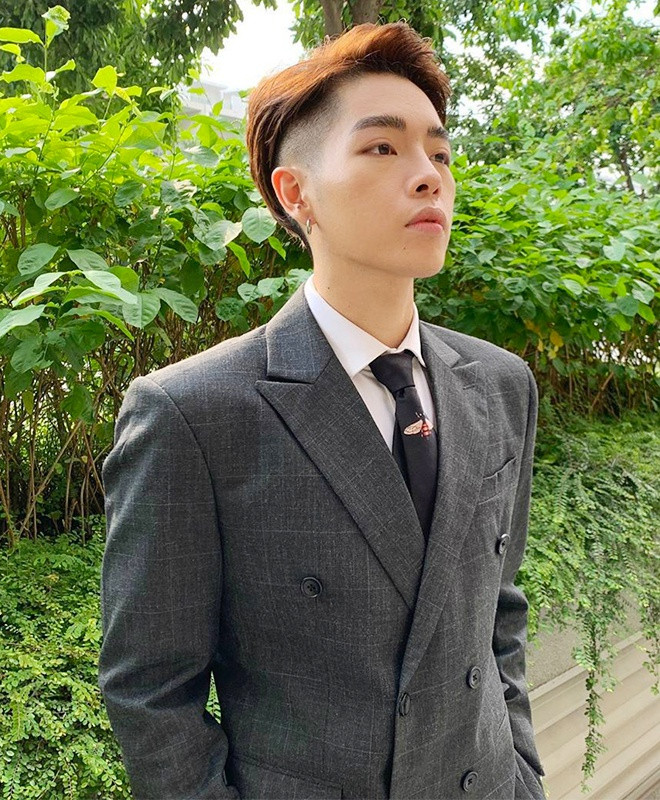 Các thiết kế suit, áo sơ mi, áo gile được may đo chuẩn xác với tỷ lệ cơ thể giúp Đức Phúc ra dáng quý ông lịch lãm. Ảnh: @nguyenducphuc_.