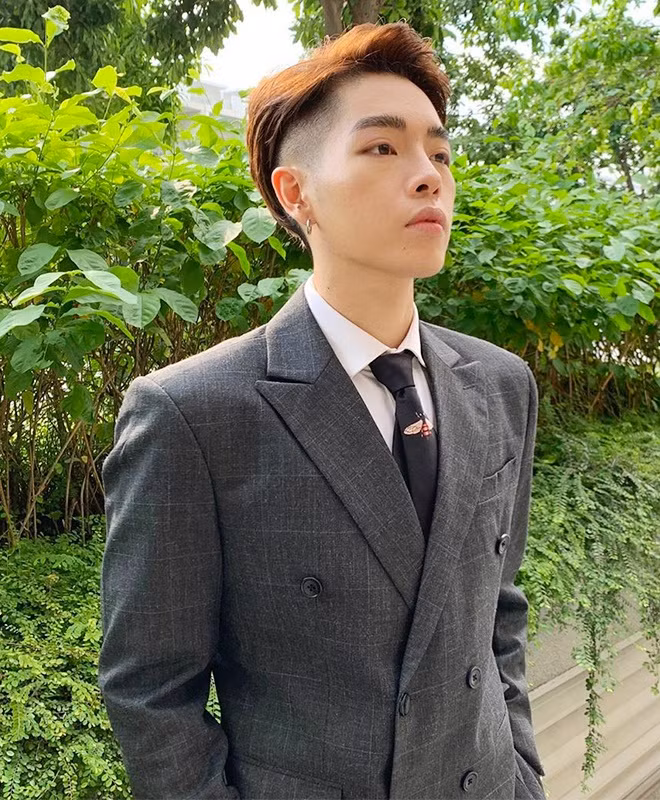 Các thiết kế suit, áo sơ mi, áo gile được may đo chuẩn xác với tỷ lệ cơ thể giúp Đức Phúc ra dáng quý ông lịch lãm. Ảnh: @nguyenducphuc_.