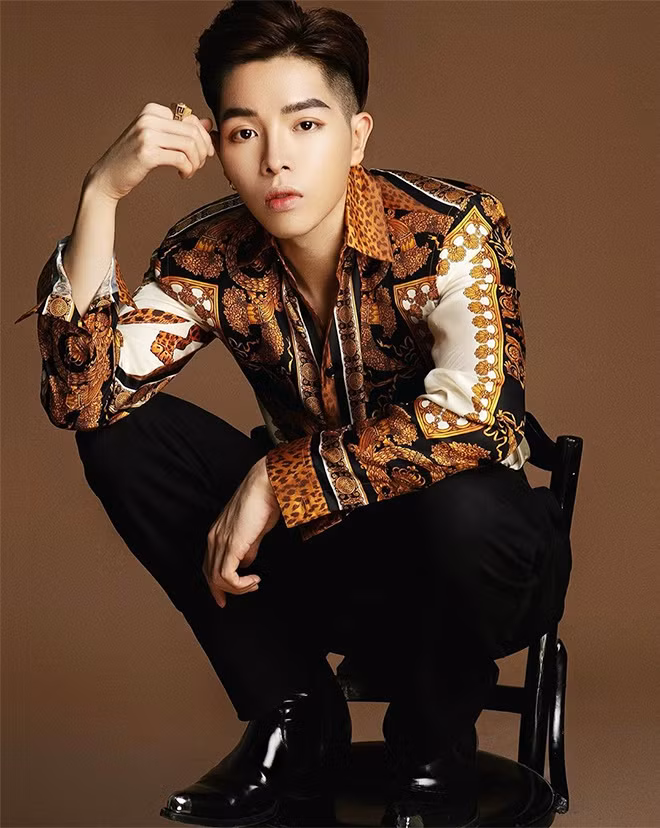 Thời gian gần đây, nam ca sĩ Hà thành xuất hiện trong nhiều bộ trang phục có họa tiết sặc sỡ và tạo nên nhiều tranh cãi. Ảnh: @nguyenducphuc_.