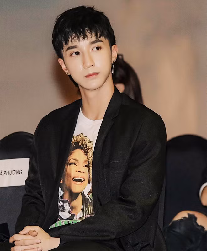 Item thời trang của Key có màu sắc chủ đạo là đen, trắng, xám… Tuy nhiên, anh không ngại làm mới bản thân bằng áo quần nhiều họa tiết sinh động. Ảnh: @monstar_key.