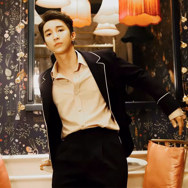 Key (tên thật Võ Trần Thái Trung) là một trong 5 thành viên nhóm Monstar, đảm nhận vai trò rapper. Key sở hữu gương mặt baby, ngoại hình sáng và giọng rap đặc trưng. Nam ca sĩ sinh năm 1996 có chiều cao 1,79 m, thân hình chuẩn giúp anh sở hữu diện mạo "soái ca" trong bộ suit lịch lãm. Ảnh: @monstar_key.