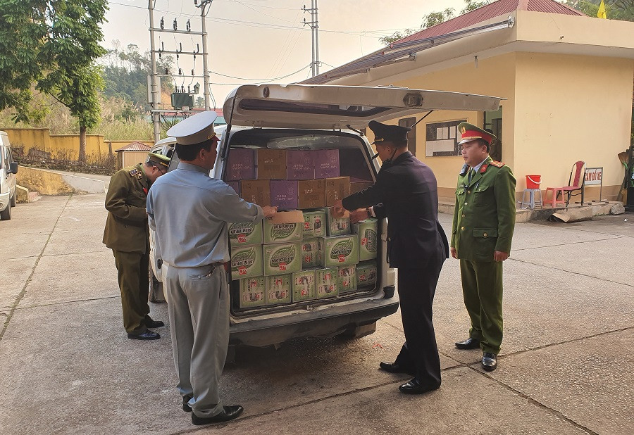 Kinh hai ca ngan chai sua chua Trung Quoc khong hoa don, nhap lau vao Lang Son