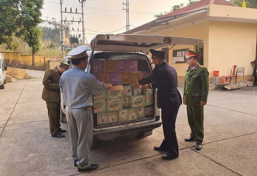 Kinh hai ca ngan chai sua chua Trung Quoc khong hoa don, nhap lau vao Lang Son