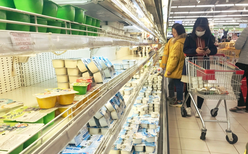 Nhiều khách hàng tới đây cho biết họ chỉ đeo khẩu trang những ngày gần đây khi các cơ quan thông tấn báo chí liên tục đề cập đến dịch cúm virus corona.