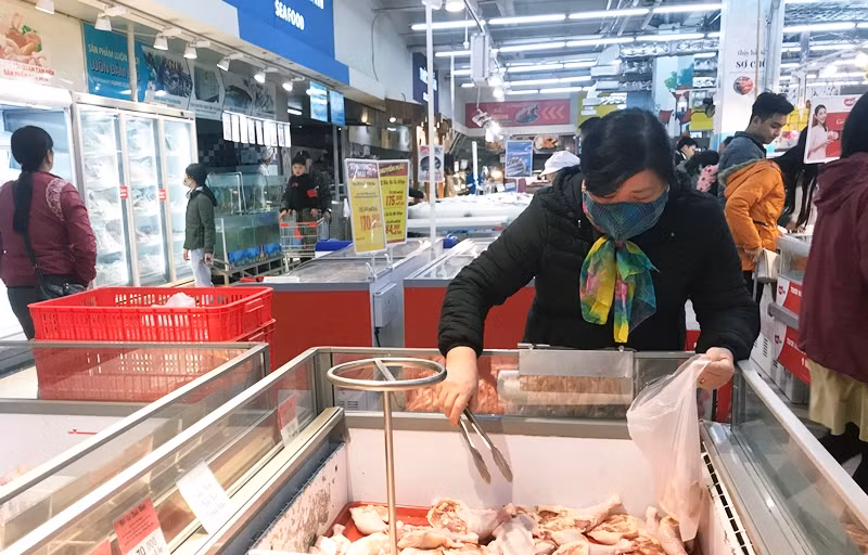 Hầu hết, những người đến mua sắm tại BigC Thăng Long (Trần Duy Hưng, Hà Nội) vào tối ngày 30/1 đều đeo khẩu trang kín mít.