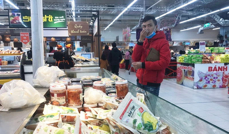 Nhiều khách hàng là nam cũng tự trang bị khẩu trang phòng ngừa lây lan virus corona.