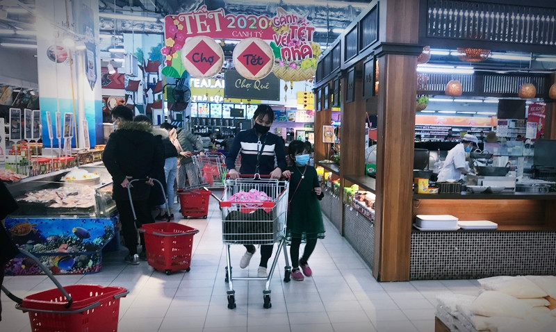 Từ những người lớn tuổi, cho đến trẻ nhỏ đến siêu thị BigC đều đeo kín khẩu trang để bảo vệ sức khỏe.