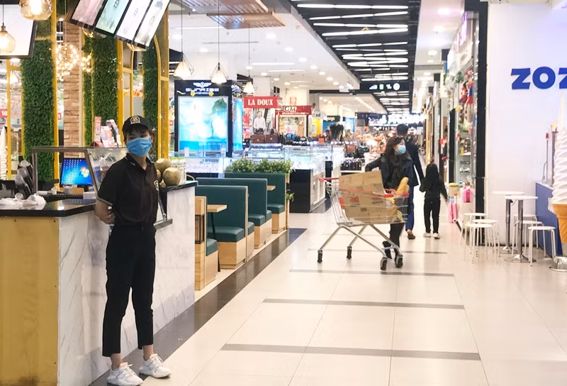 Không chỉ có khách hàng, các nhân viên bán hàng tại khu vực siêu thị BigC Thăng Long cũng đeo khẩu trang đề phòng nhiễm bệnh.