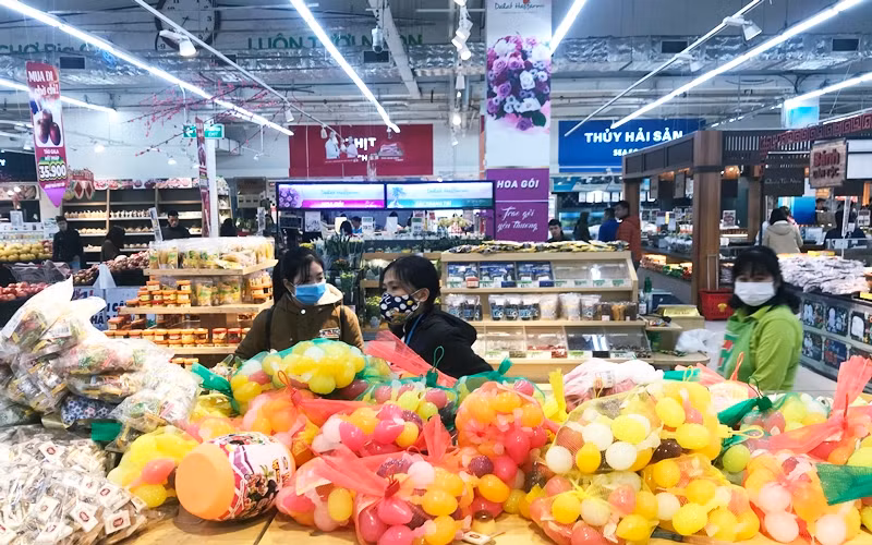 Tại Việt Nam, 10 ngày qua đã cách ly 98 người nghi nhiễm nCoV, trong đó 50 người miền Bắc, 44 người miền Trung, 4 người miền Nam. Tính đến 17h30 ngày 30/1, còn 28 người đang được cách ly điều trị; 43 người có các biểu hiện triệu chứng được theo dõi sát.