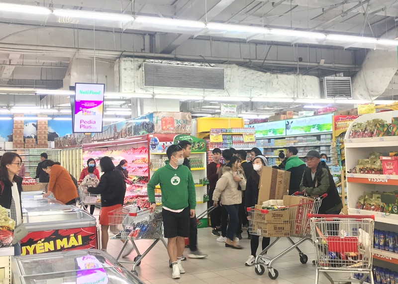 Một số ít trường hợp khách hàng đến đây mua sắm họ không cần phải sử dụng đến khẩu trang. Còn lại hầu hết ai cũng tự trang bị cho mình một chiếc khẩu trang.