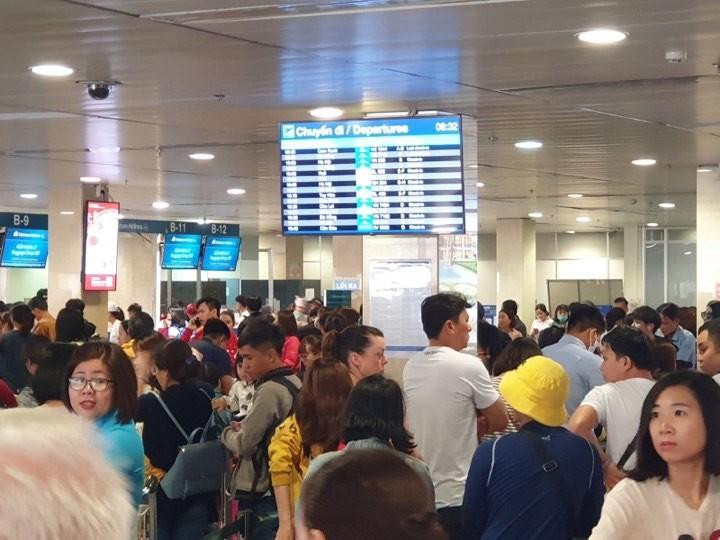 Do lượng hành khách quá đông nên Hãng hàng không quốc gia Vietnam Airlines phải phân chia ra các khu vực để làm thủ tục chuyến bay đến nhiều địa phương khác nhau. Các chuyến bay từ TP HCM ra Hà Nội phải làm thủ tục ở một khu vực riêng. Trong đó, những chuyến TP HCM đi Đồng Hới, Quảng Ninh, Thanh Hóa, Chu Lai… làm thủ tục ở khu vực khác. (Ảnh: Motthegioi.vn).