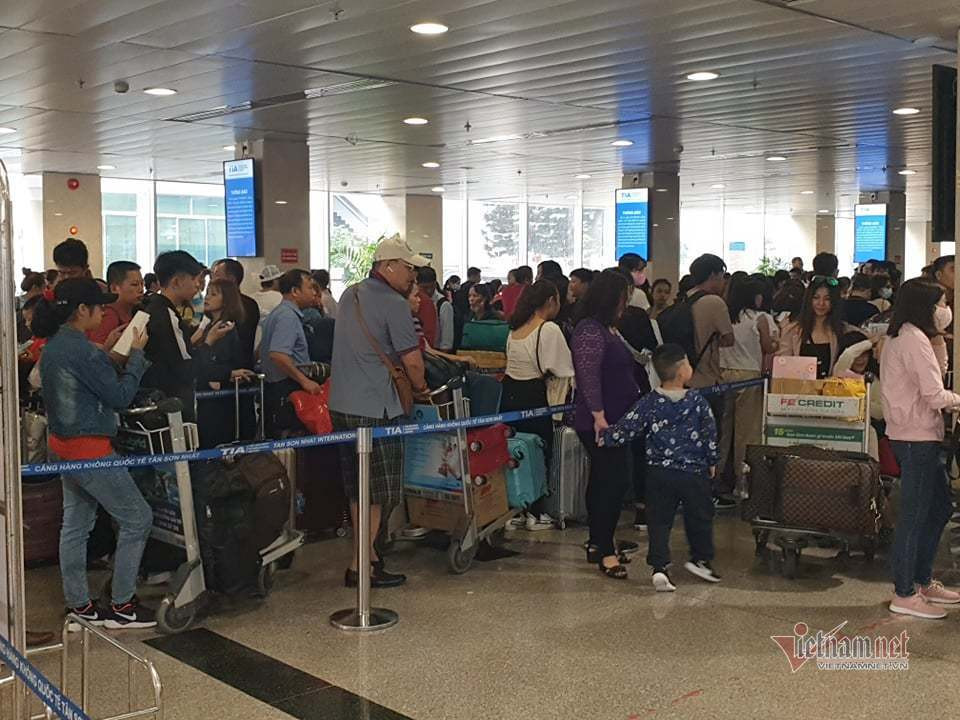 Người dân nối đuôi nhau làm thủ tục an ninh tại sân bay Tân Sơn Nhất. (Ảnh: Vietnamnet).