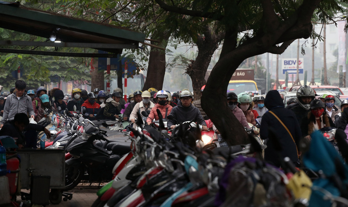 Tại đường Nguyễn Hoàng hướng ra Phạm Hùng (gần bến xe Mỹ Đình, Hà Nội) các phương tiện thường xuyên phải chen lấn, len lỏi để tìm lối đi. Trong khi, một phần vỉa hè trên đường này bị rào để trông giữ xe, người đi bộ cũng gặp nhiều khó khăn khi di chuyển. (Ảnh: Vietnammoi.vn).