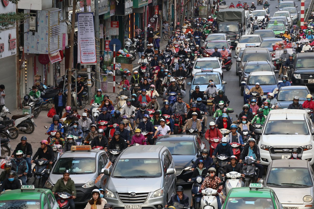 Tại Hà Nội: Tình trạng ùn tắc giao thông liên tục xảy ra ở nhiều tuyến đường. Trong ảnh, đường Tây Sơn hướng về Ngã Tư Sở đông kín phương tiện. (Ảnh: Đầu tư Chứng khoán).
