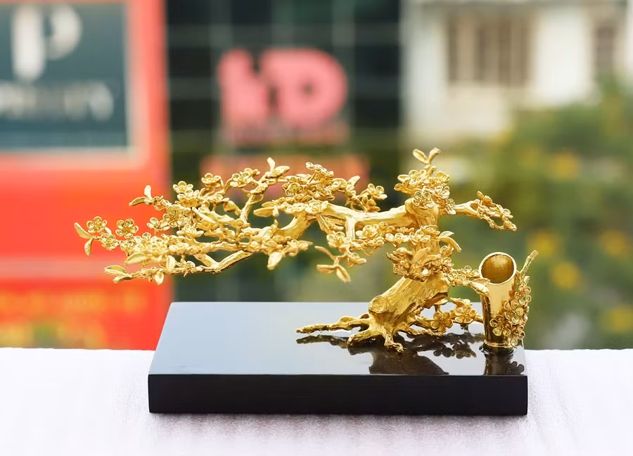 Bên cạnh bộ sưu tập tượng chuột mạ vàng này, Golden Gift Việt Nam còn có rất nhiều sản phẩm phục vụ Tết Nguyên đán 2020 như: Cành mai mạ vàng, hoa phong lan mạ vàng, tranh phúc lộc thọ mạ vàng, bộ 12 con giáp mạ vàng....