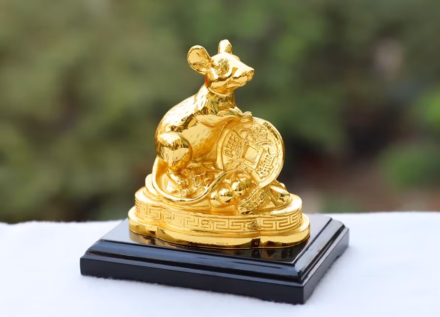 Tượng chuột phong thủy cũng được nhiều khách hàng chú ý với hình ảnh chú chuột bên đồng tiền âm dương, phía dưới là những thỏi vàng may mắn. Hình ảnh này mang tới cho chủ nhân một năm mới nhiều tiền tài, của cải, phúc lộc dồi dào. Tượng chuột vàng phong thủy bán 2,5 triệu đồng.
