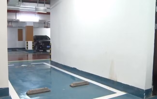 Cách duy nhất là trèo lên cửa sổ trời của xe rồi ra ngoài, nếu mở cửa 2 bên xe để ra ngoài cũng vất vả.