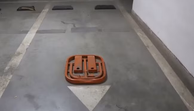 Sau khi anh Yu đưa ý kiến về chỗ đỗ xe quá nhỏ này cho doanh nghiệp xây dựng tòa nhà, câu trả nhận được là nếu muốn có chỗ đỗ rộng hơn sẽ phải trả thêm tiền.