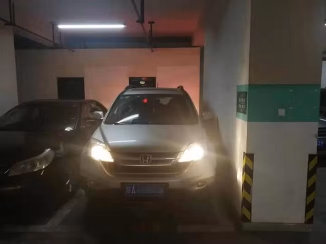 Tuy nhiên, khu vực đỗ xe này không hề rộng dù chi phí rất cao. Nếu tưởng tượng có thể chỉ bằng một chỗ đặt giường tại các căn hộ chung cư.