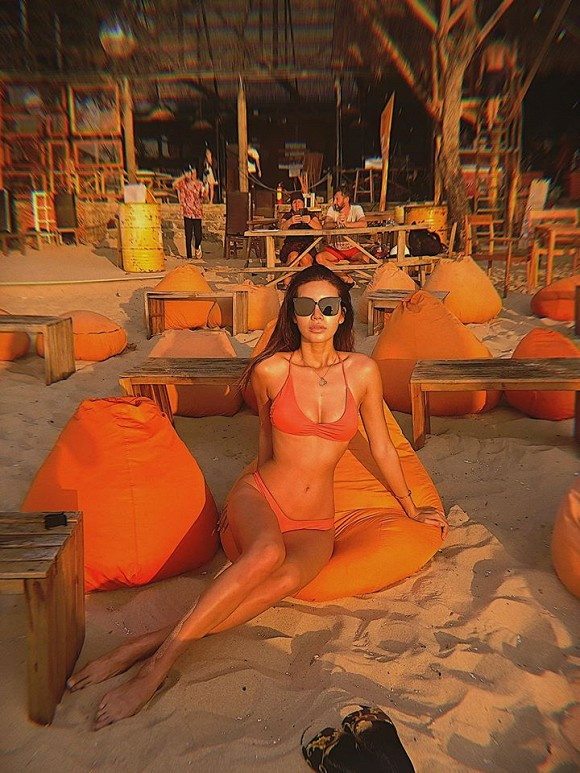 Trong kỳ nghỉ trên bãi biển thơ mộng, siêu mẫu tranh thủ khoe vóc dáng chuẩn từng "cen-ti-met" khi diện bikini.